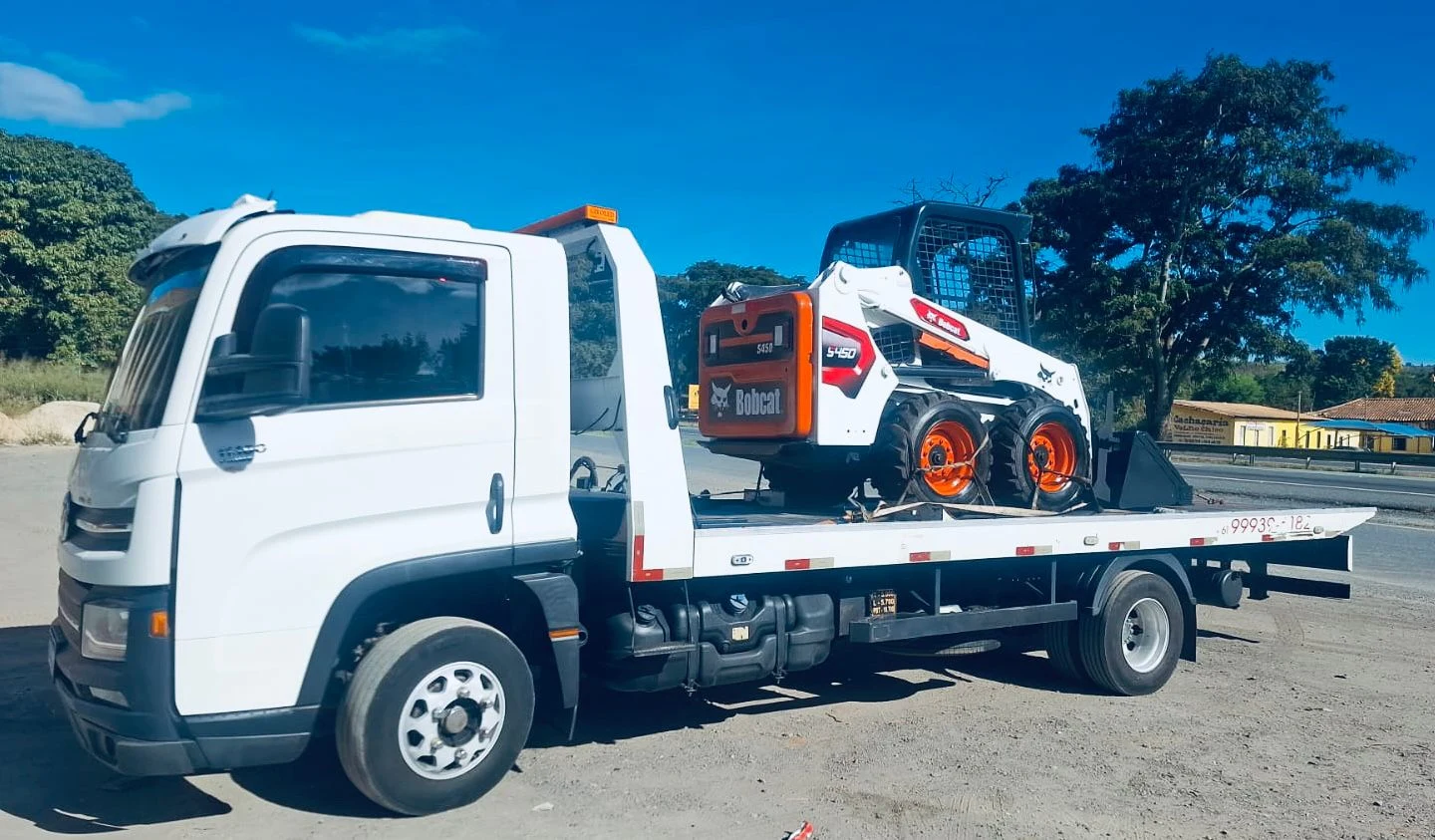Caminhão guincho Volkswagen da RM Locações em rodovia do DF